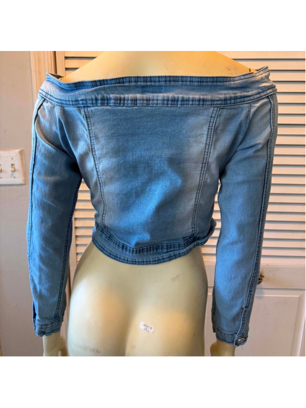Juniors Blue Topic Light Blue Off Shoulder Cropped Jean Jacket M - Picture 3 of 9
